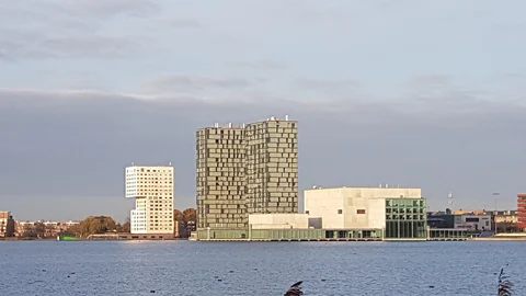 Het Weerwater met de Kunstlinie en woontorens in Almere