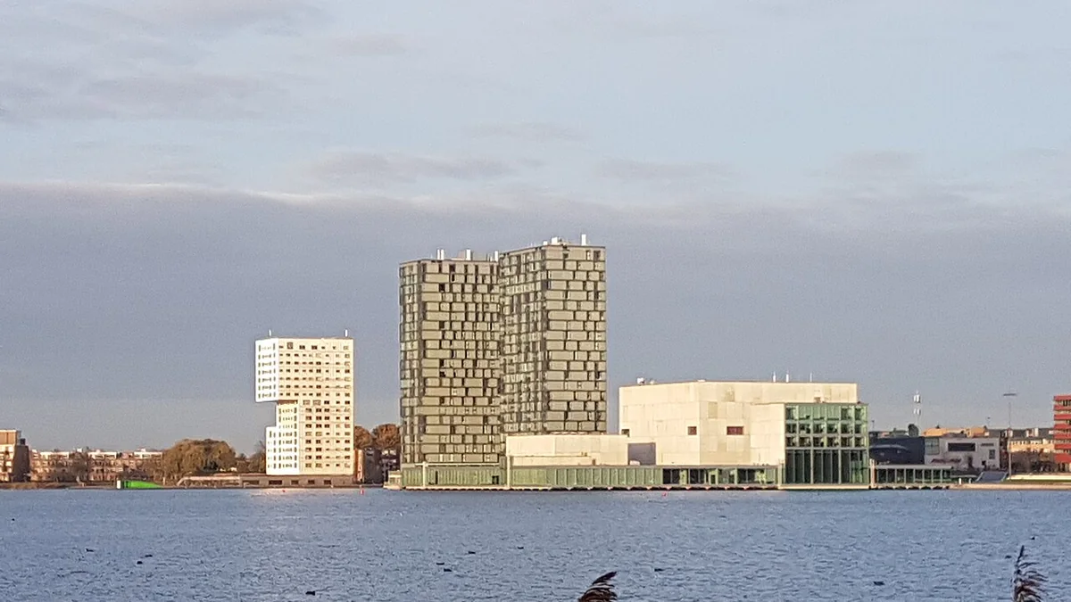 Het Weerwater met de Kunstlinie en woontorens in Almere