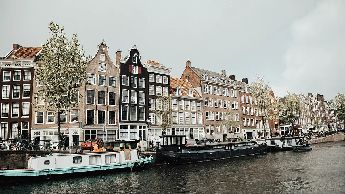 Grachtenpanden en boten langs het water in Amsterdam