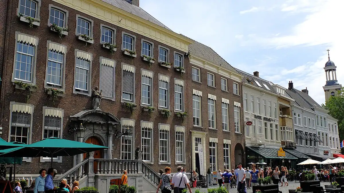 De Grote Markt met het oude stadhuis in het centrum van Breda