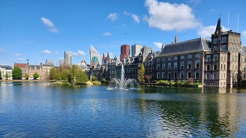 De Hofvijver met het Binnenhof in Den Haag