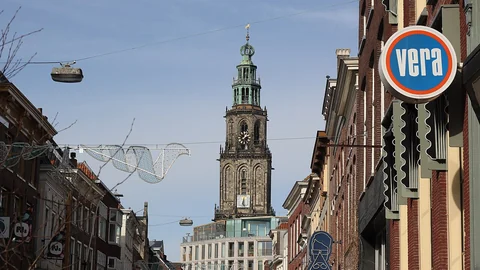De Oosterstraat met zicht op de Martinitoren in Groningen