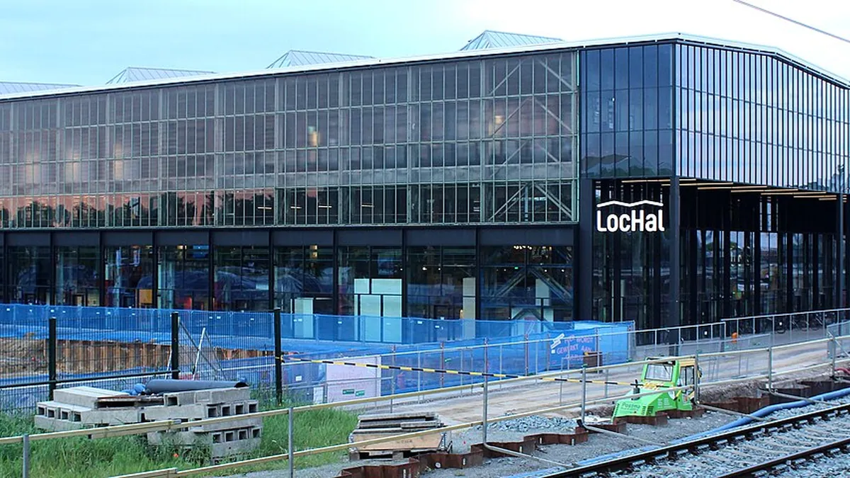 De westgevel van de LocHal in Tilburg, gezien vanaf het station
